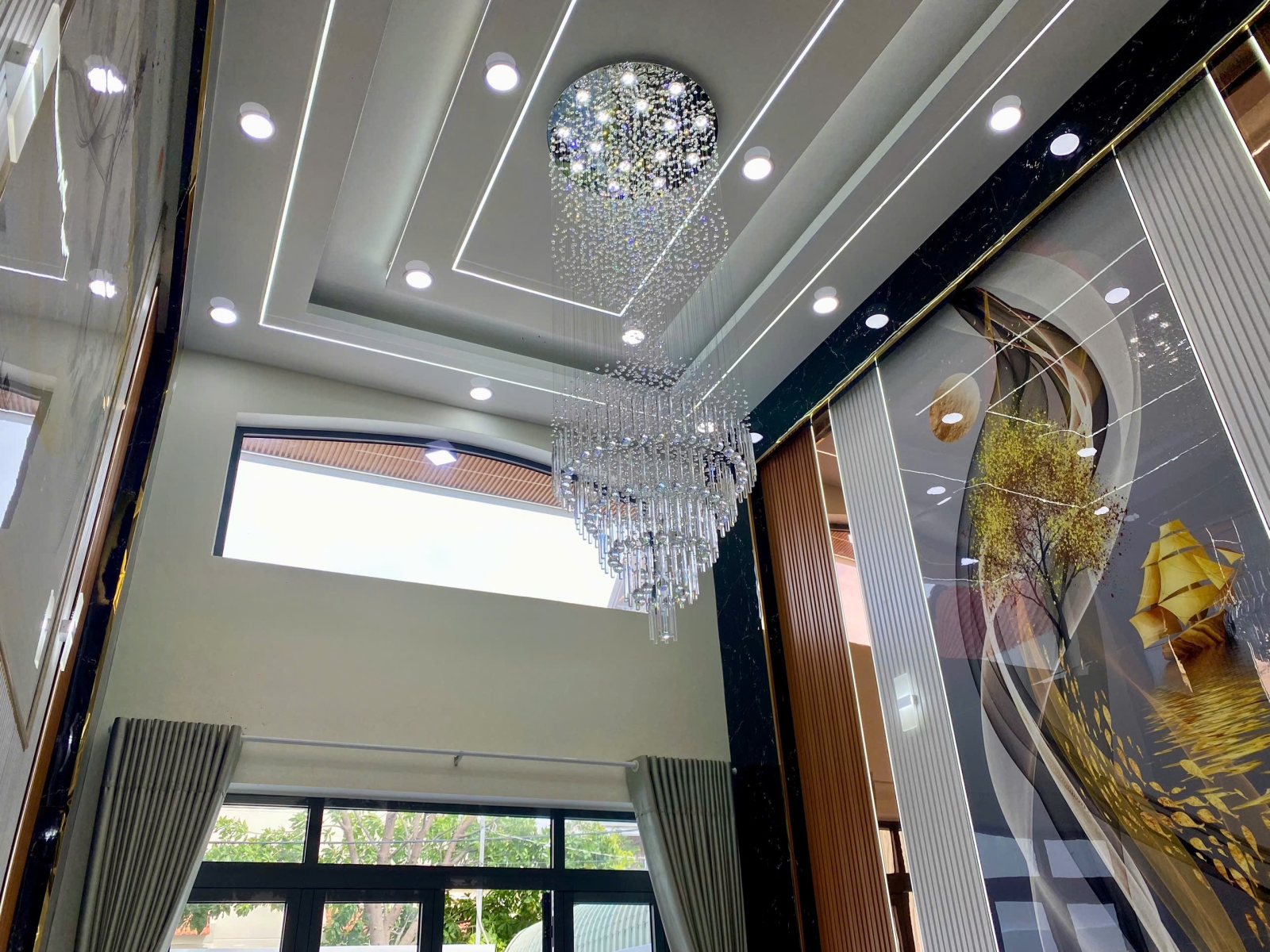 Điểm nhấn là đèn chùm pha lê kích thước lớn