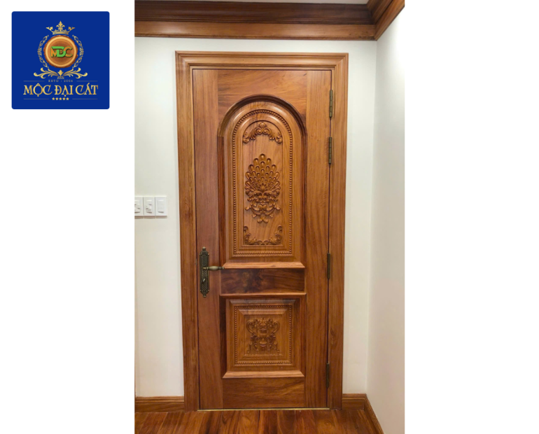 Cửa Gỗ Tự Nhiên Chạm Khắc Hoa Văn Sang Trọng
